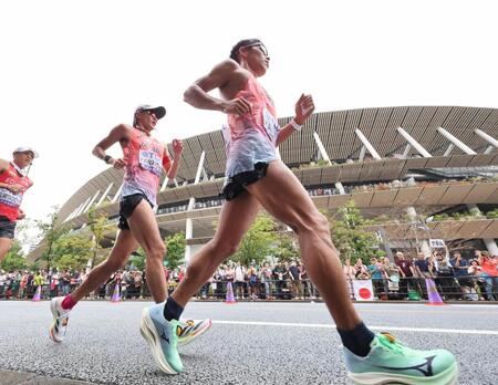　国立競技場を背にレースする（右から）勝木隼人、川野将虎
