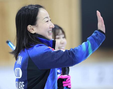 　フォルティウス戦、得点を奪い喜ぶロコ・ソラーレの藤沢五月（撮影・吉澤敬太）