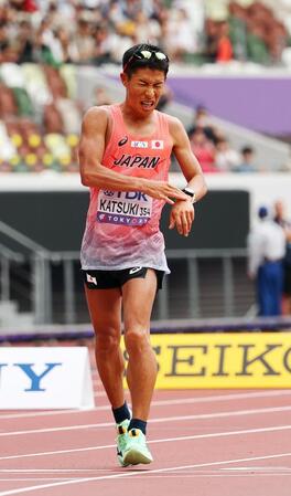 　男子３５キロ競歩で懸命に歩く勝木隼人。銅メダルを獲得した