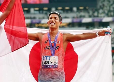 　男子３５キロ競歩で銅メダルを獲得し笑顔を見せる勝木隼人