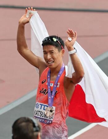 　男子３５キロ競歩で銅メダルを獲得し笑顔を見せる勝木隼人