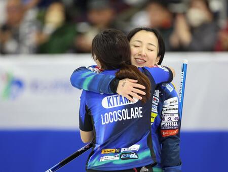 　フォルティウスに敗れ、吉田知那美（手前）と抱き合うロコ・ソラーレの藤沢五月（撮影・吉澤敬太）