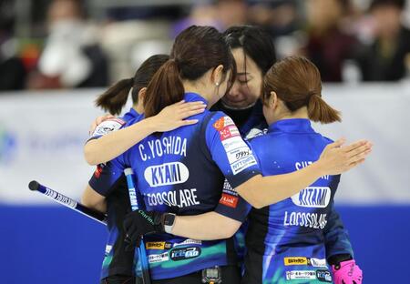 　フォルティウスに敗れ、抱き合い頭を寄せ合う藤沢五月（中央奥）らロコ・ソラーレ（撮影・吉澤敬太）