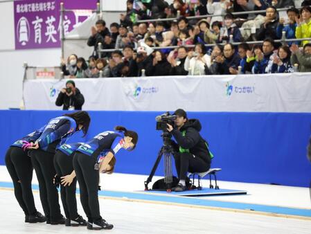 　フォルティウスに敗れ、応援してくれた観衆に深々とお辞儀をする藤沢五月（左から２人目）らロコ・ソラーレ（撮影・吉澤敬太）