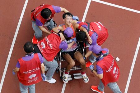 　ゴール後に倒れ込み、車いすで運ばれる川野将虎