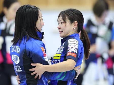 　フォルティウスに敗れ、藤沢五月（左）と抱き合ったロコ・ソラーレの吉田知那美（撮影・吉澤敬太）