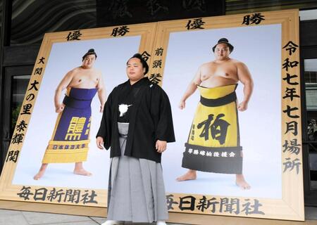 　優勝額との撮影に応じる琴勝峰