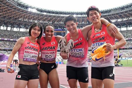 　混合１６００メートルリレー予選で３分12秒08の日本新をマークした（左から）松本奈菜子、井戸アビゲイル風果、吉津拓歩、今泉堅貴