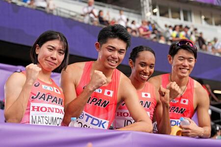 　混合１６００メートルリレーで決勝進出を決め、喜ぶ（左から）松本奈菜子、吉津拓歩、井戸アビゲイル風果、今泉堅貴