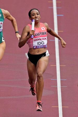 　力走する第２走者の井戸アビゲイル風果