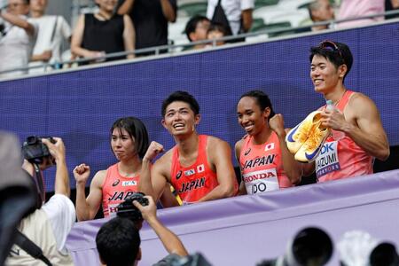 　混合１６００メートルリレーで決勝進出を決め、喜ぶ（左から）松本奈菜子、吉津拓歩、井戸アビゲイル風果、今泉堅貴
