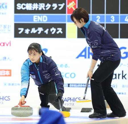 　フォルティウス戦、ストーンを投じるＳＣ軽井沢クラブ・上野美優（左）と上野結生（撮影・吉澤敬太）