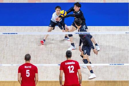 　レシーブする石川祐希　©Ｖｏｌｌｅｙｂａｌｌ　Ｗｏｒｌｄ