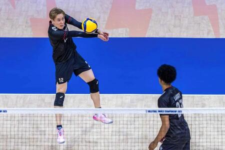 　レシーブする高橋藍　©Ｖｏｌｌｅｙｂａｌｌ　Ｗｏｒｌｄ