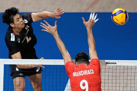 　１次リーグのトルコ戦でスパイクを放つ宮浦（ＡＰ＝共同）