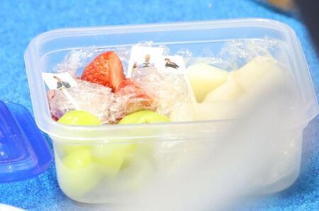 　休憩時、フォルティウスの取り出したフルーツが詰まった箱には、ニクラス・エディンコーチらの顔写真の楊枝も入っていた（撮影・吉澤敬太）