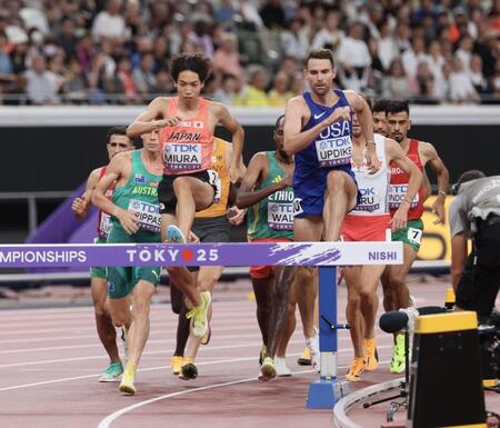 　男子３０００メートル障害予選に臨む三浦龍司（撮影・石井剣太郎）