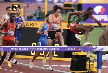 　男子３０００メートル障害予選に臨む三浦龍司（撮影・石井剣太郎）