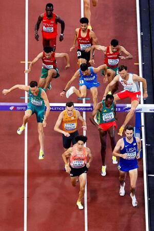 　男子３０００メートル障害予選で力走する三浦龍司（手前左）