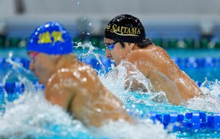 　成年男子２００メートル個人メドレー予選で敗退した瀬戸大也（右）の平泳ぎ