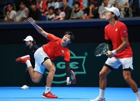 　日本-ドイツ　ダブルスでプレーする綿貫陽介（右）、柚木武組＝有明コロシアム