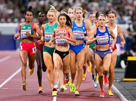 　女子１５００メートル予選で力走する田中希実（左から４人目）