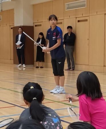 バドミントン・奥原希望　ロッテ×ＬＯＣＯＫ教室で講師「子どもたちの上達スピードが早くて」と笑顔　山口茜の金獲得も励みに