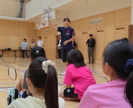 　小学生らに指導する奥原希望