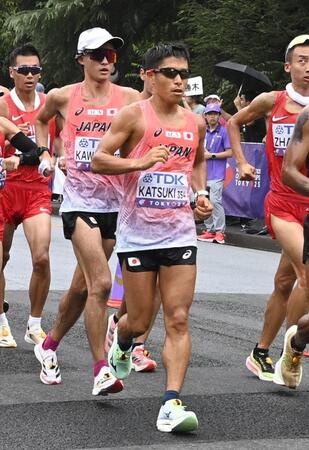 　男子３５キロ競歩で、先頭集団を歩く勝木隼人（中央）、川野将虎（左から２人目）