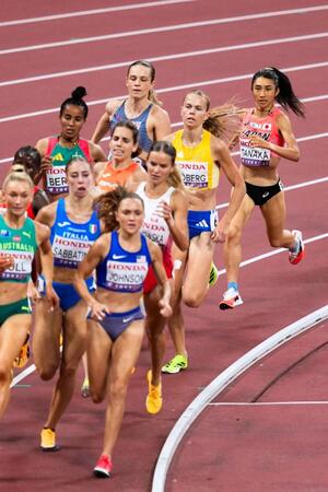 　女子１５００メートル予選で力走する田中希実（右端）