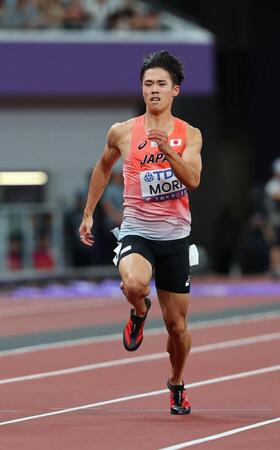 　男子１００メートル予選で力走する守祐陽