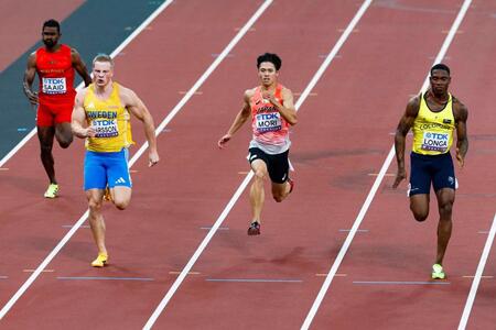 　男子１００メートル予選で力走する守祐陽（右から２人目）