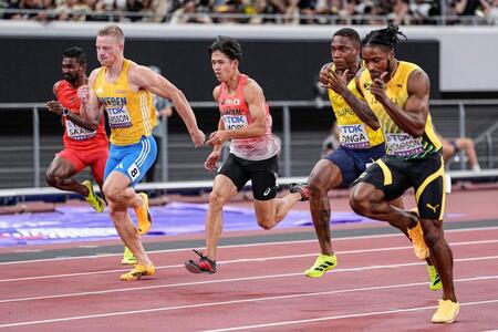 　男子１００メートル予選で力走する守祐陽（中央）
