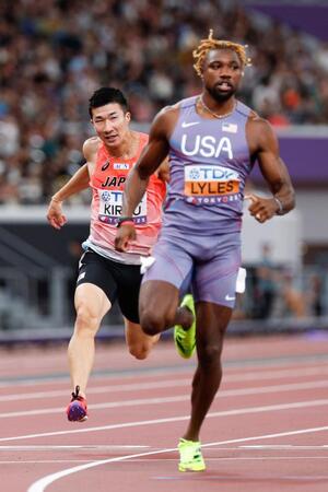 　男子１００メートル予選でゴールする桐生祥秀。右はノア・ライルズ