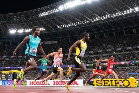 　男子１００メートル予選でゴールする桐生祥秀（左から３人目）