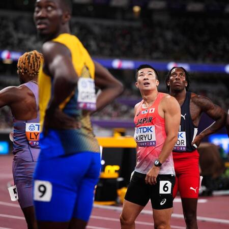 　男子１００メートル予選を終えた桐生祥秀（右から２人目）