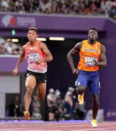 　男子１００メートル予選で力走するサニブラウン・ハキーム（左）