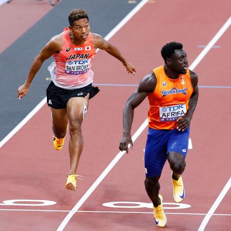 　男子１００メートル予選でゴールするサニブラウン・ハキーム（左）