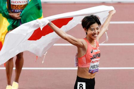 　女子１万メートルで６位入賞を果たし、日の丸を掲げる広中璃梨佳