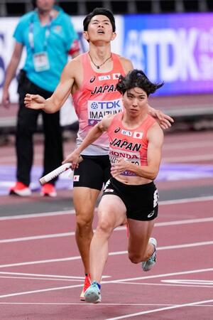 　混合１６００メートルリレー決勝で第３走者の今泉堅貴（奥）からバトンを受け力走するアンカーの松本奈菜子