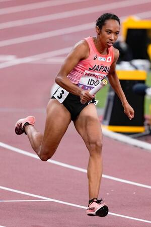 　混合１６００メートルリレー決勝で力走する第２走者の井戸アビゲイル風果