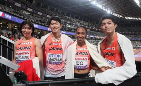 　混合１６００メートルリレー決勝を終えた（左から）松本奈菜子、今泉堅貴、井戸アビゲイル風果、吉津拓歩（撮影・石井剣太郎）