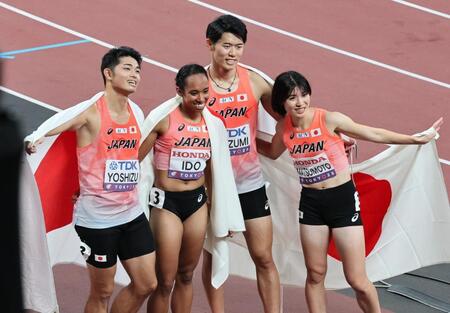 　混合１６００メートルリレーを終え記念写真に納まる（左から）吉津拓歩、井戸アビゲイル風果、泉谷駿介、松本奈菜子