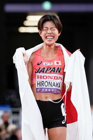 　女子１万メートル　６位入賞を果たし、喜ぶ広中璃梨佳＝国立競技場
