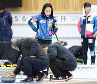 　フォルティウス戦前のショットの計測を見つめる藤沢