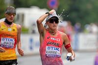 　レース中に水を浴びる川野将虎