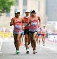 　男子３５キロ競歩でレースする勝木隼人（左）と川野将虎