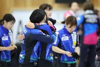 　フォルティウスに敗れ、吉田知那美と抱き合い涙するロコ・ソラーレの藤沢五月（手前左）＝撮影・吉澤敬太