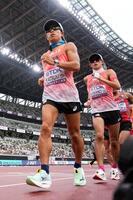 　懸命に歩く勝木隼人（左）と川野将虎