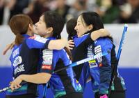 　フォルティウスに敗れ、抱き合い健闘をたたえ合うロコ・ソラーレの（右から）藤沢五月、吉田夕梨花、吉田知那美、鈴木夕湖（撮影・吉澤敬太）